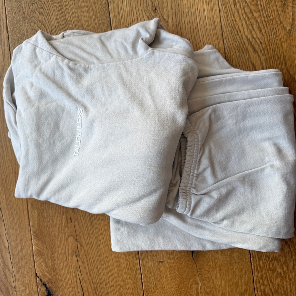 Talentless Light Gray Sweatshirt and Sweatpants Set